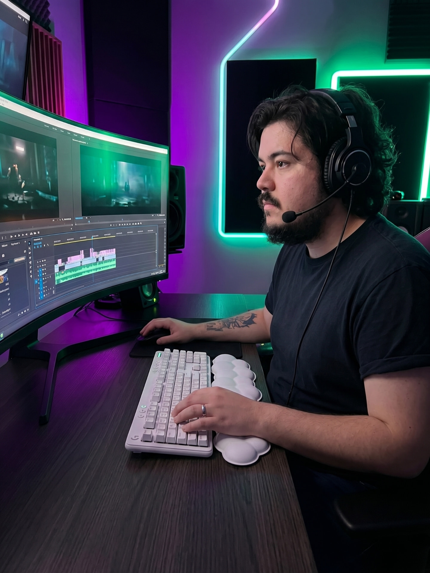 Anthony F. Bunn editando vídeo em seu estúdio com iluminação neon